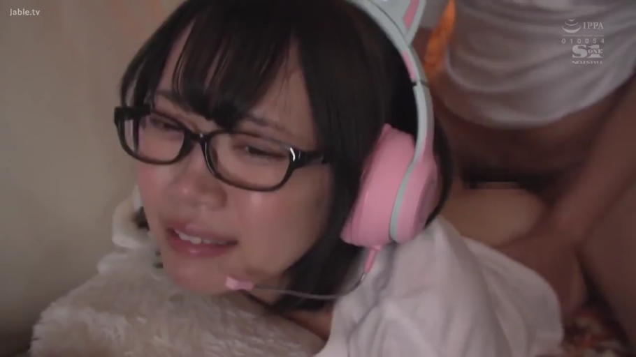 性交 · 卧室 · 痛苦 · 趴姿 · 白T恤 · 眼镜娘 · 猫耳耳机 · 颜面特写