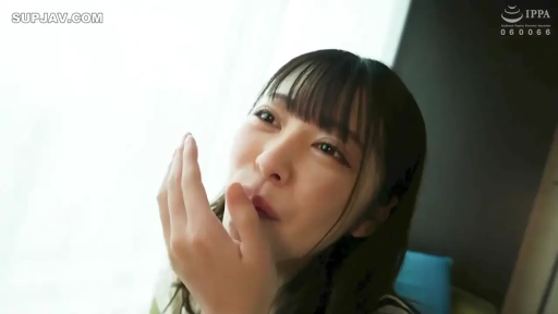 室内 · 坐姿 · 脸部特写 · 微笑 · 注视 · 休闲服 · 齐刘海