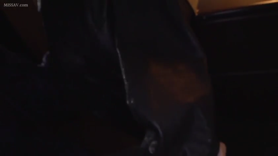 室内 · 黑色服装