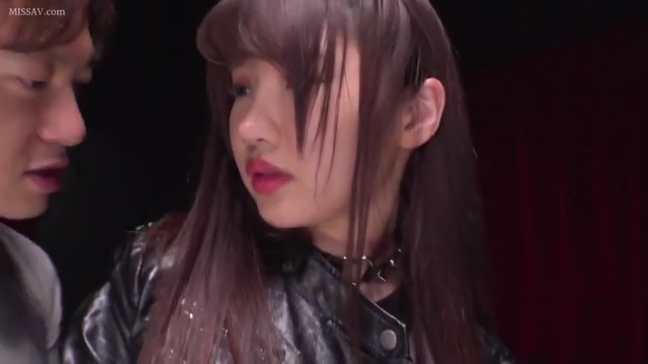 室内 · 站立 · 顔のクローズアップ · 黒い革ジャケット · インタラクティブ · 惊讶 · 日本AV · 铆钉项圈