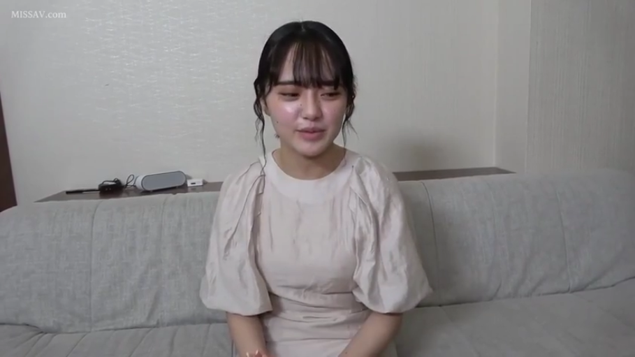 室内 · 坐姿 · 交谈 · 沙发 · 面部特写 · 害羞 · 黑发 · 浅色连衣裙