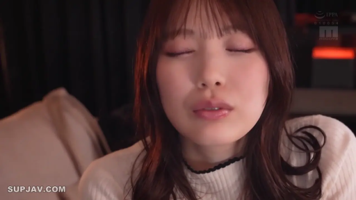 室内 · 脸部特写 · 正面 · 白色针织衫