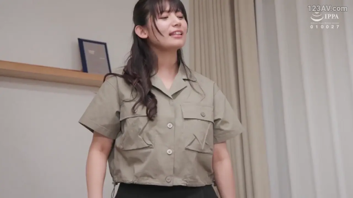 站立 · 自然 · 室内房间 · 说话 · 相框 · 中景半身 · 黑色长发 · 卡其色短袖衬衫