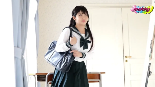 站立 · 中景 · 水手服 · 教室内