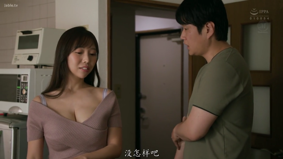 教室 · 注视 · 黑板 · 侧脸特写 · 红色无袖上衣 · 教师主题 · 侧向坐姿 · 平静的表情