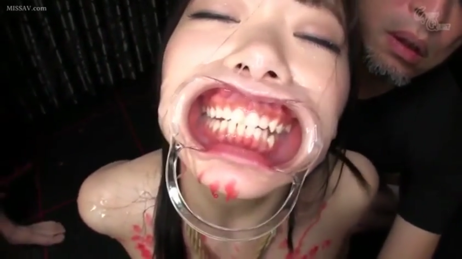 跪姿 · 裸体 · 摄影棚 · 嘴部特写