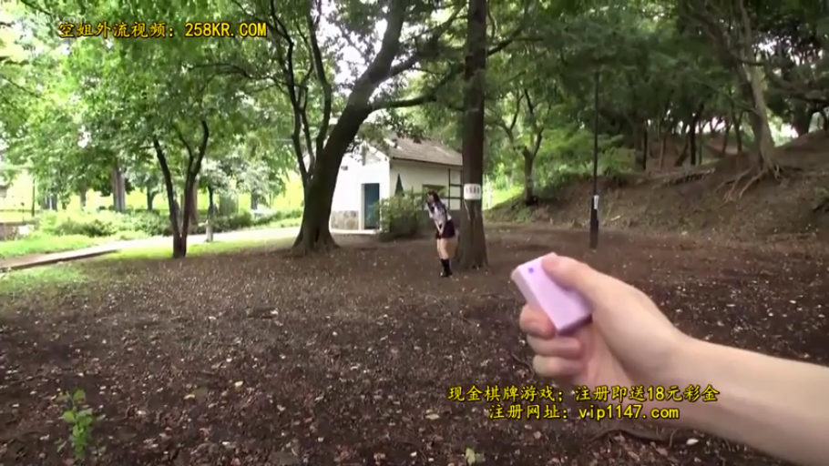 站立 · JK制服 · 公园 · 手部特寫