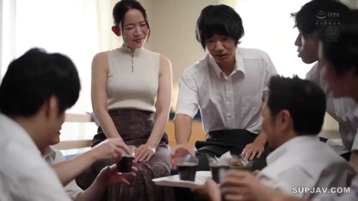 室内 · 坐姿 · 微笑 · 多人 · 水杯 · 聚会 · 白色无袖针织衫