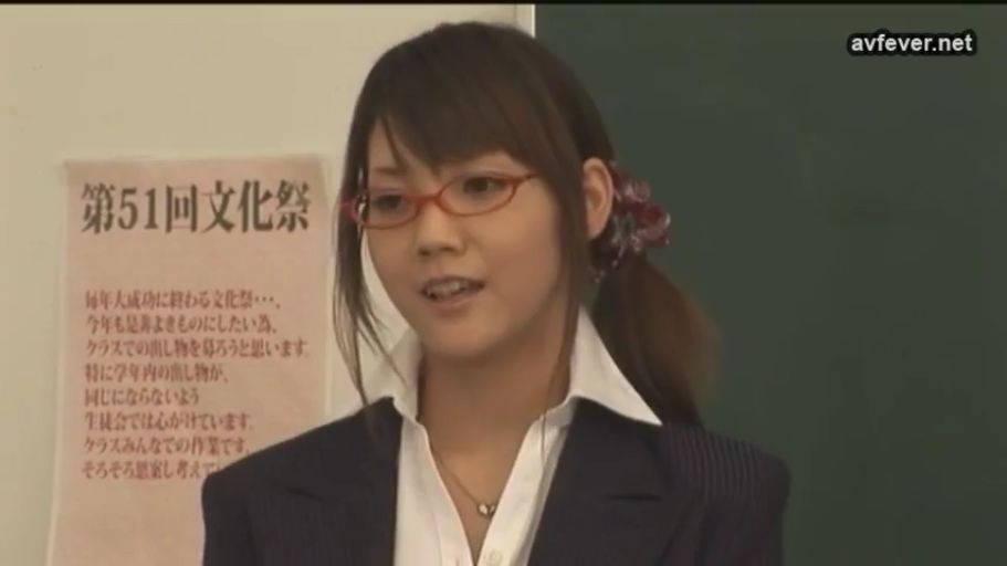 上半身特写 · 教室 · 白衬衫 · 站姿 · 正经 · 红框眼镜 · 讲解 · 女教师主题