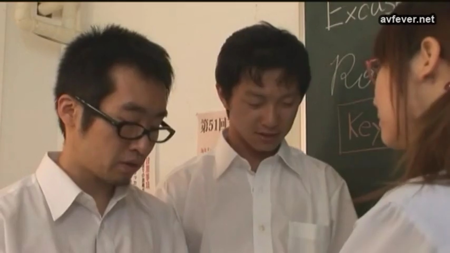 面部 · 教室 · 眼镜 · 专注 · 站立 · 白衬衫 · 交流 · 三人