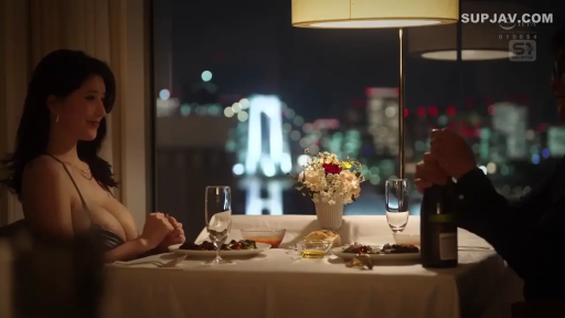 坐姿 · 中景 · 微笑 · 鲜花 · 约会 · 高级餐厅 · 浪漫约会氛围 · 黑色低胸礼服