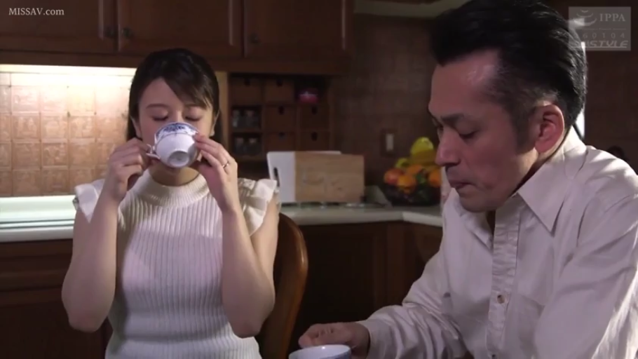 座り姿勢 · 中景 · 平静 · 居家 · キッチン · 茶杯 · 白いノースリーブニットセーター · 喝茶