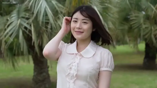 站立 · 中景 · 公园 · 甜美微笑 · 撩拨头发 · 白色荷叶边短袖 · 户外清纯