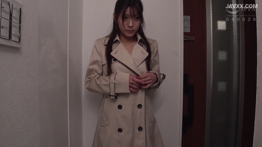 室内 · 严肃 · 面部 · 站立 · 手机 · 熟女 · 打电话 · 紫色上衣