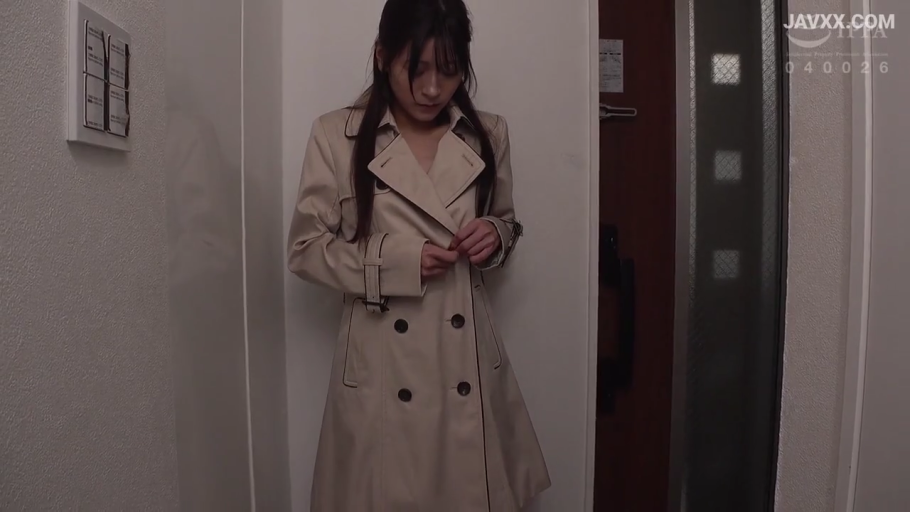 微笑 · 面部特写 · 手机 · 昏暗室内 · 红色上衣 · 视频通话 · 正脸 · 手机画面
