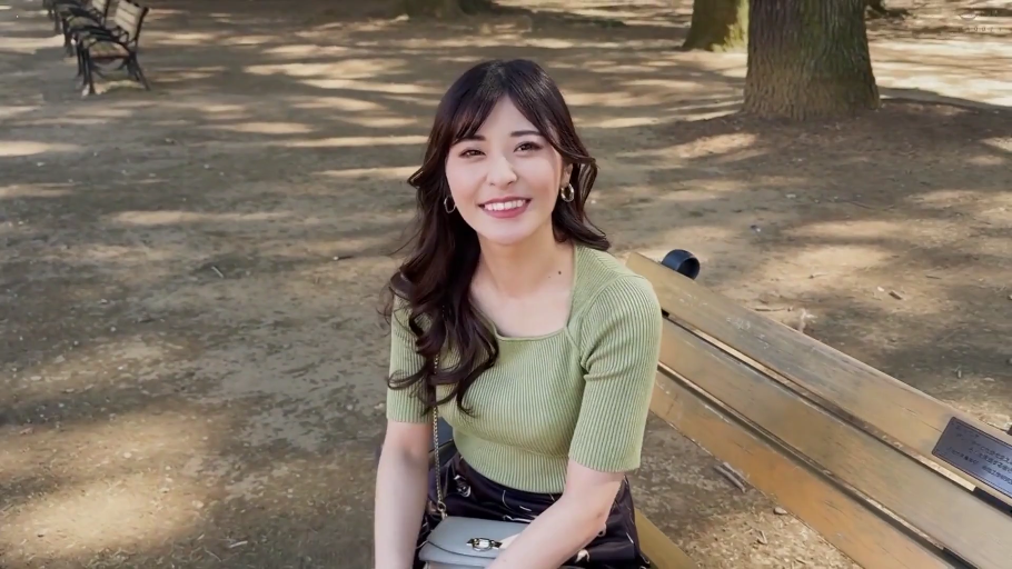 坐姿 · 微笑 · 面对镜头 · 上半身 · 公园 · 长椅 · 绿色短袖