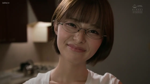 生气 · 眼镜 · 脸部特写 · 站立 · 对视 · 厨房 · 短发 · 白色针织上衣