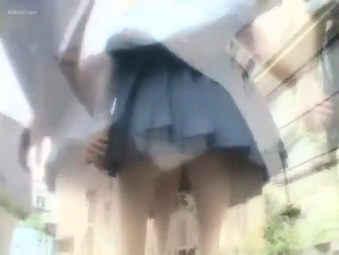 坐姿 · 中景 · 平静 · 看手机 · 手机 · 餐厅 · 便装 · 生活化