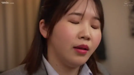 室内 · 坐姿 · 面部 · 迷离 · 喘息 · 职业装 · 特写