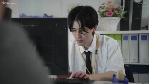 座り姿勢 · 集中 · 办公室 · 白衬衫 · パソコン · 办公 · 男职员