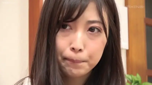 室内 · 脸部特写 · 白色上衣 · 长发 · 正面坐姿 · 嘟嘴 · 不满