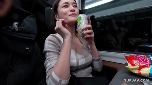 坐姿 · 脸部特写 · 微笑 · 条纹上衣 · 易拉罐 · 车厢 · 饮用 · 零食