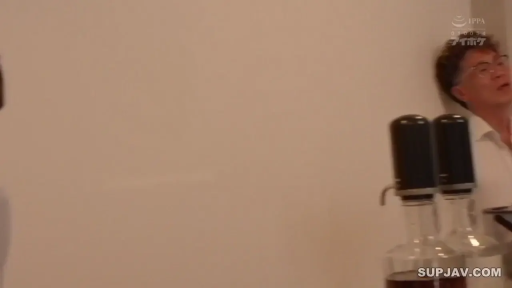 室内 · 站立 · 中景 · 白衬衫 · 平淡 · 观看 · 瓶架