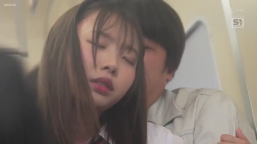 享受 · 双人 · 头部特写 · 座椅 · 闭目 · 依偎 · 校服衬衫 · 交通工具