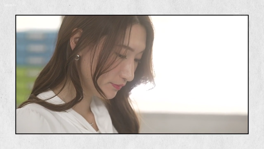 室内 · 低头 · 平静 · 白色衬衫 · 注视 · 侧脸特写