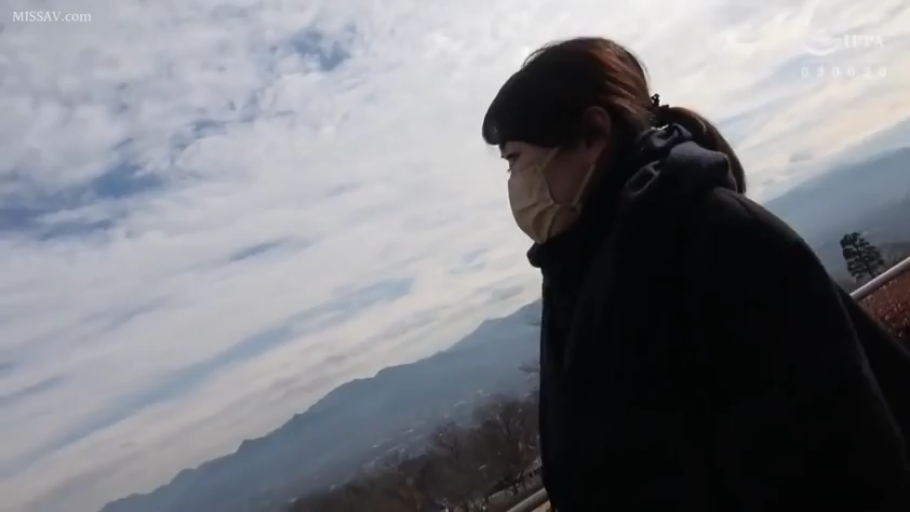 站立 · 平静 · 口罩 · 侧脸特写 · 山顶 · 风景 · 遠眺 · 棉服