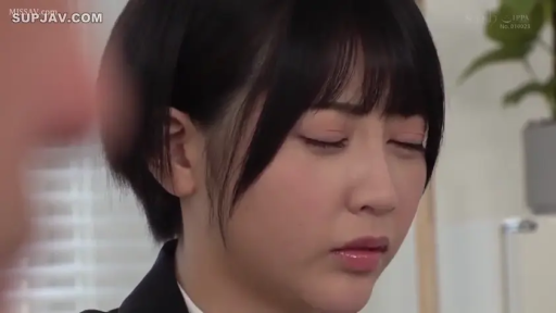 室内 · 忧郁 · 低头 · 闭眼 · 面部特写 · 短发 · 正装