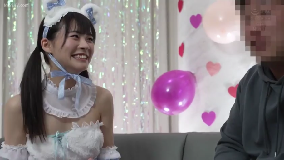 室内 · 坐姿 · 中景 · 微笑 · 聊天 · 角色扮演服