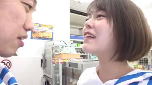 站立 · 便利店 · 货架 · 期待 · 短发 · 便利店制服 · 侧脸 · 搭讪交谈