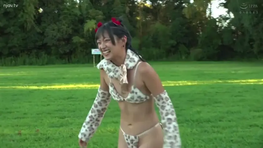 全身 · 站立 · 户外 · 大笑 · 开心 · 豹纹比基尼 · 草坪 · 红花发卡