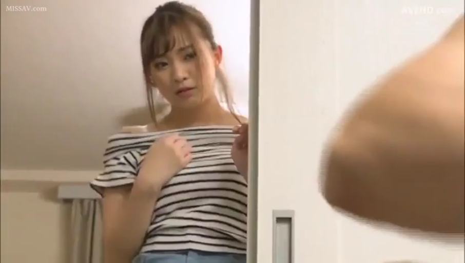 室內 · 站立 · 偷窺視角 · 上半身特寫 · 移门 · 拉扯衣服 · 条纹一字肩上衣 · 担忧不安