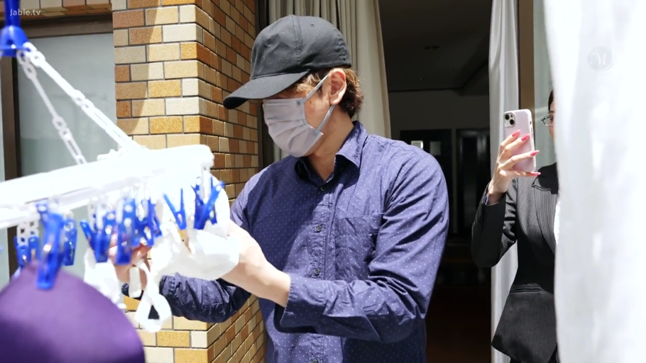户外阳台 · 女人穿职业西装外套 · 女人拿手机录像的手部特写 · 遮挡严实，看不见表情