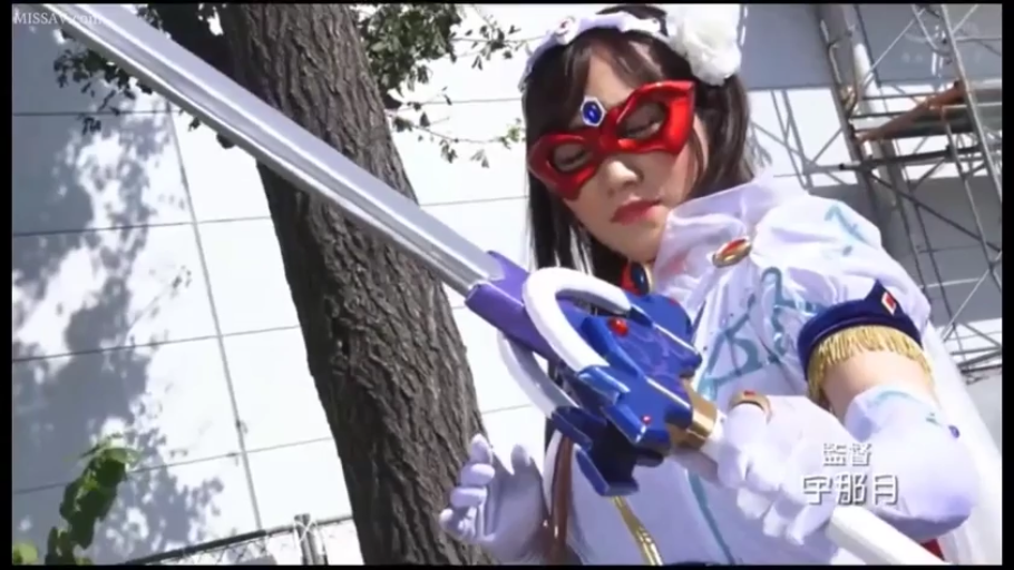 专注 · 角色扮演 · 站姿 · 上半身 · 户外 · Cosplay服 · 特摄风 · 道具剑