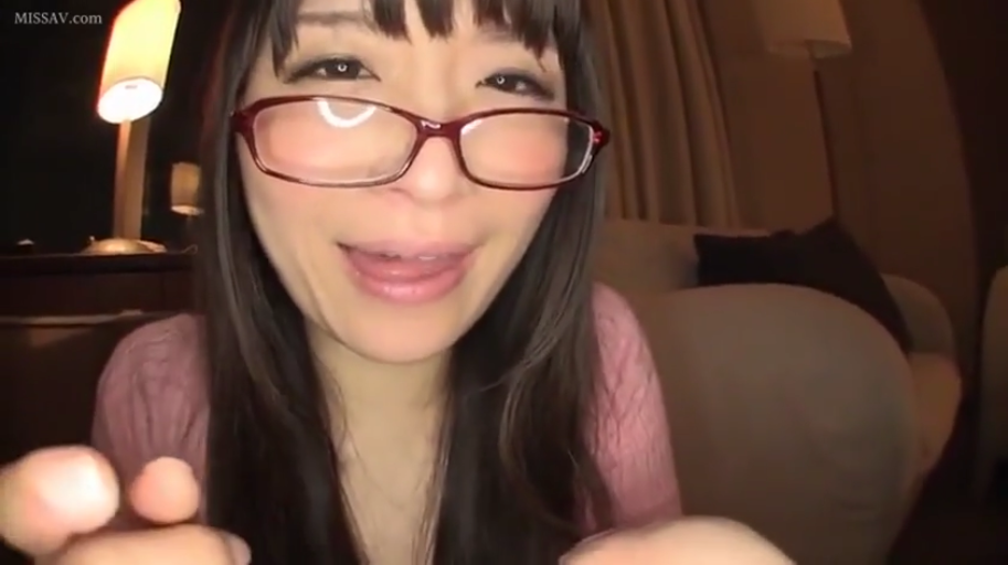 室内 · 俯身 · 脸部特写 · 微笑 · POV视角 · 注视镜头 · 粉色针织衫 · 红框眼镜