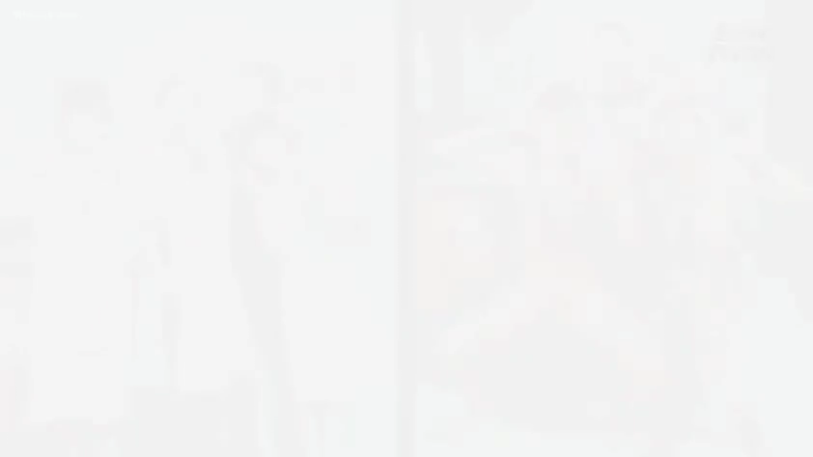 室内 · 站立 · 模糊 · 模糊 · 过曝