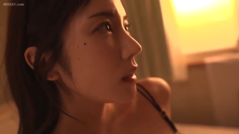 脸部特写 · 卧室 · 迷离 · 注视 · 侧坐 · 暖色调 · 黑色吊带