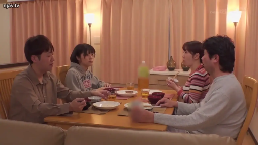 室内 · 座り姿勢 · 平静 · 餐厅 · 日常服饰 · 食事 · 餐具