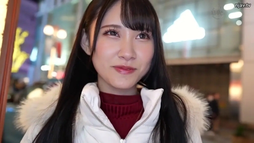 脸部特写 · 站立 · 微笑 · 注视 · 白色羽绒服 · 都市夜景 · 街头