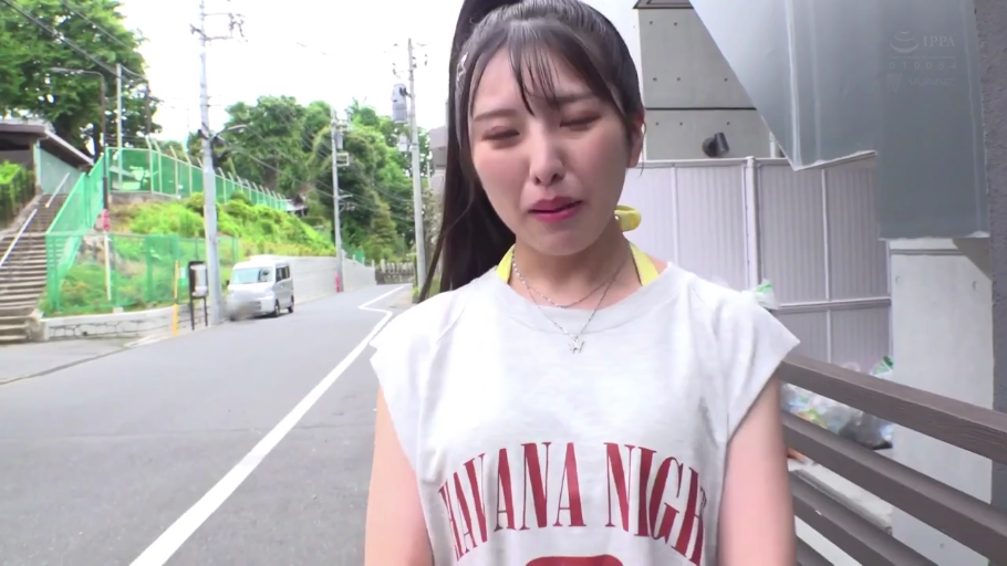 站立 · 面部特写 · 看向镜头 · 户外街道 · 委屈哭泣 · 日间 · 细项链 · 白色无袖印花T恤