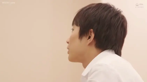 室内 · 白色衬衫 · 侧脸特写