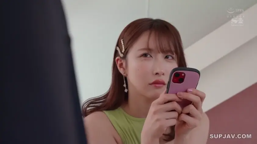 室内 · 座り姿勢 · 顔のクローズアップ · 绿色无袖上衣 · 使用手机