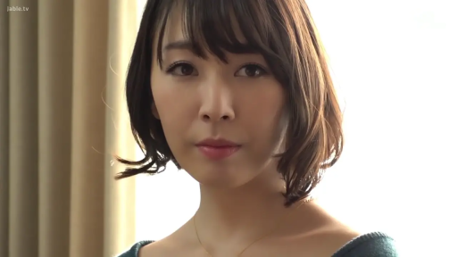 室内 · 脸部特写 · 平静 · 凝视 · 针织衫 · 短发 · 正面