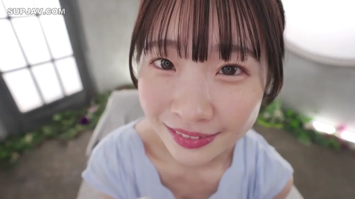 室内 · 站立 · 学生制服 · 局部 · 细节特写 · 扯标签 · 衣物吊牌