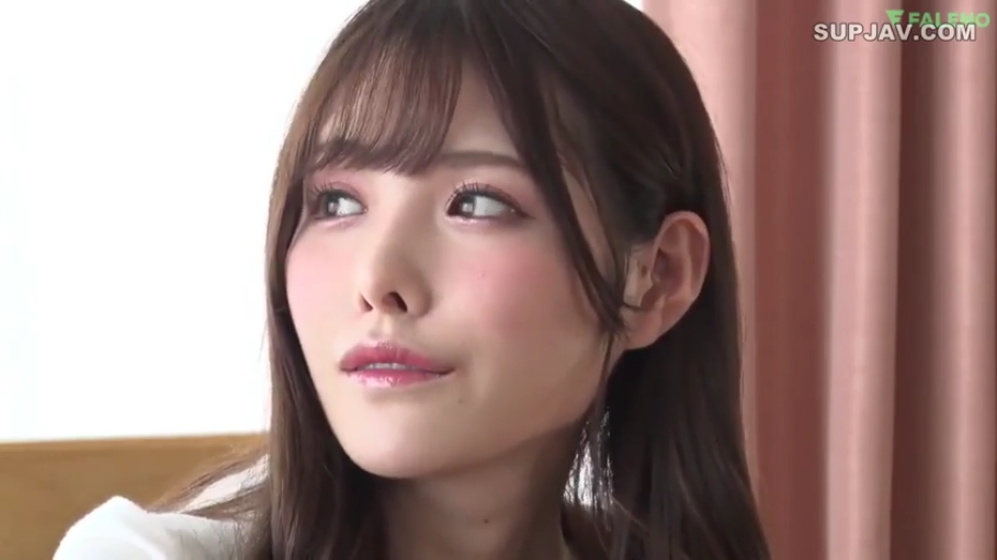 室内 · 全裸 · 愉悦 · 站姿 · 微笑 · 面部特写 · 长发