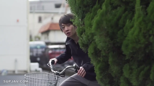 中景 · 男性 · 惊讶 · 户外街道 · 自行车 · 黑色夹克 · 偷看 · 窥视姿势