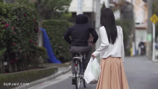 专注 · 户外 · 骑行姿势 · 自行车 · 黑色连帽衫 · 骑自行车